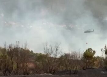 Rëndohet situata me zjarret në Librazhd, flakët i afrohen edhe banesave në Xhyrë, ndërhyhet me helikopter nga ajri