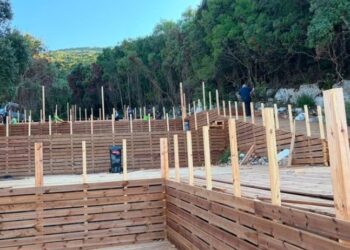 Po ndërtohej lokal pa leje në gjirin e Karaburunit, IKMT e Vlorës dhe Policia shembin objektin, ndalohet autori i dyshuar