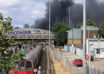 Londra pushtohet nga tymi i zi dhe flakët, zjarr masiv në zonën industriale pranë “Wembley”!