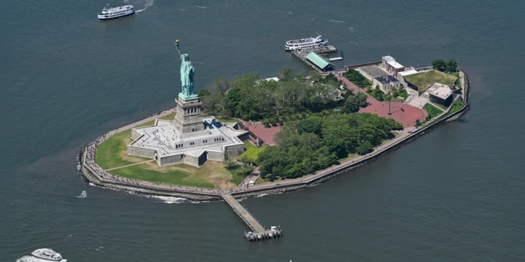 Përmbyset varka pranë Liberty Island në New York, humbin jetën një foshnjë 5-muajshe dhe një 27-vjeçare -