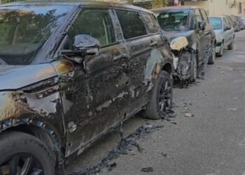Një person i vë zjarrin kazanëve të plehrave në Durrës, digjen 10 prej tyre, dëmtohen edhe tre mjete të parkuara! Policia kërkon autorin