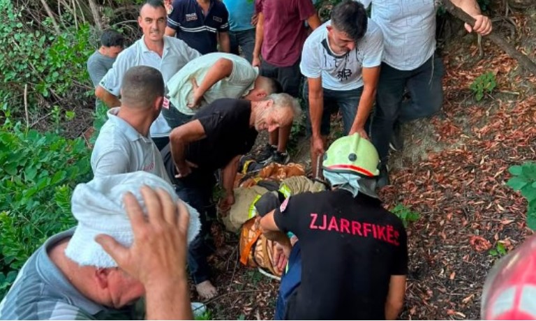 Ngjarje dramatike në Mallakastër  50 vjeçari bie në humnerën pranë fshatit  Dërgohet i plagosur rëndë në spital