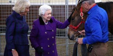 I vetmi person që Mbretëresha Elizabeth nuk do ta linte kurrë duke pritur në telefon, ishte e dashuruar me…