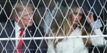 VIDEO/ “Nuk mund ta duroj më”- Lexuesi i buzëve zbulon se çfarë i tha Melania presidentit Trump gjatë eventit sportiv: Ndodhi dy herë…!