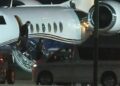 VIDEO/ Messi zbret i pikëlluar në Rosario për t’i dhënë lamtumirën e fundit babait! Momenti kur zbret kokëulur nga avioni bashkë me familjen