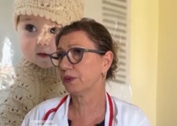 Ekspozimi i fëmijëve në diell, mjekja ndan këshillat: Shmangni orët e nxehta, përdorni krem mbrojtës me filtër të lartë dhe…