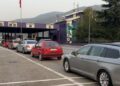 Fundjava e fundit e gushtit dynd edhe më shumë pushuesit kosovarë drejt Shqipërisë, kolonë e gjatë mjetesh dhe radhë në Morinë