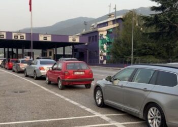 Fundjava e fundit e gushtit dynd edhe më shumë pushuesit kosovarë drejt Shqipërisë, kolonë mjetesh dhe radhë në Morinë, mbi 52 mijë hyrje në 24 orë!