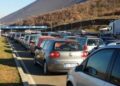 Bregdeti shqiptar mbetet preferuar nga kosovarët, fluks i lartë dhe radhë kilometrike mjetesh në Morinë! Mbi 35 mijë gjatë fundjavës në Shqipëri