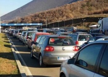 Bregdeti shqiptar mbetet preferuar nga kosovarët, fluks i lartë dhe radhë kilometrike mjetesh në Morinë! Mbi 35 mijë gjatë fundjavës në Shqipëri