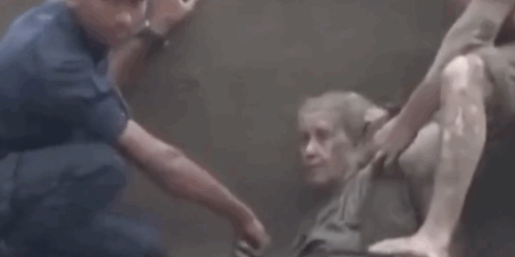 Nepal, 97-vjeçarja nxirret e gjallë nga rrënojat (VIDEO) -