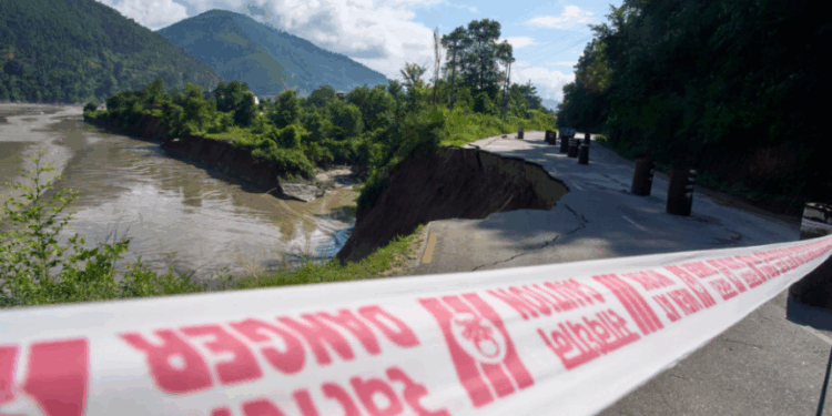 Nepal: Rreth 1,000 punëtorë të bllokuar në tunele, ekipet e shpëtimit në veprim -