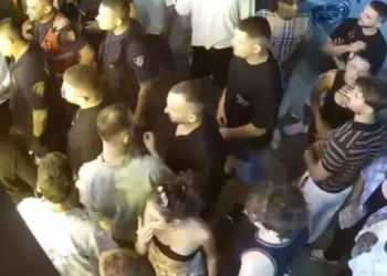 VIDEO E PLOTË/ Nga sherri mes rojeve te sulmi ndaj shefit të krimeve, pamjet zbardhin përplasjen në lokalin e Sarandës