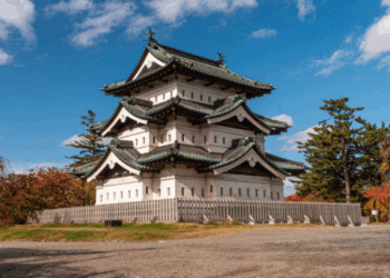 Japonia punëson 1,800 njerëz për të zhvendosur "pallatin" 360 tonë me ndihmën e "shkopinjve dhe litarëve" -