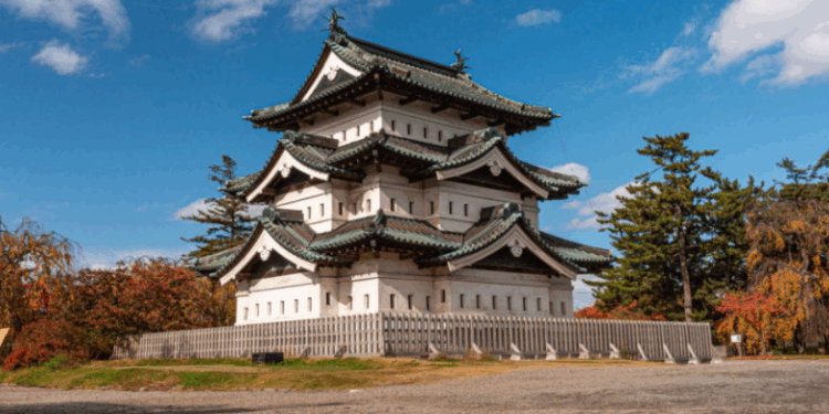 Japonia punëson 1,800 njerëz për të zhvendosur "pallatin" 360 tonë me ndihmën e "shkopinjve dhe litarëve" -