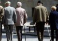 Linjë falas për pensionistët, Ministria e Shëndetësisë publikon numrin ku mund të telefonojnë për këshillim dhe mbështetje!
