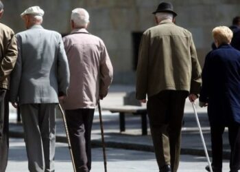 Linjë falas për pensionistët, Ministria e Shëndetësisë publikon numrin ku mund të telefonojnë për këshillim dhe mbështetje!