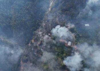 Situatë kritike nga zjarri në Pukë, evakuohen banorët në fshatit Pepaj! Flakët dalin nga kontrolli, apeli: Të ndërhyhet nga ajri, dëgjohen dhe shpërthime