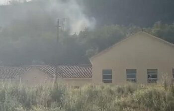 Zjarr i madh edhe në Perlat të Mirditës, flakët rrezikojnë banesat dhe shkollën e fshatit!
