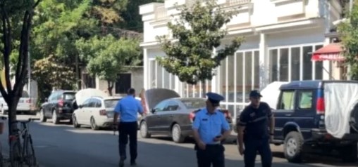 U plagos pranë shtëpisë në Shkodër  kush është Vladimir Bruçi  Dy vite më parë u rrah nga 6 persona për një vend parkimi  i biri 