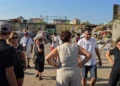 “Nuk hapim dot dritaret” , plehrat e Durrësit grumbullohen në Lagjen 15, banorët ngrihen në protestë