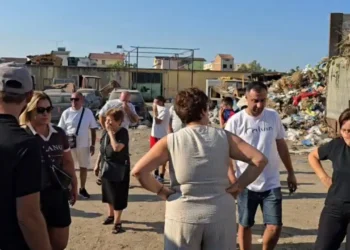 “Nuk hapim dot dritaret” , plehrat e Durrësit grumbullohen në Lagjen 15, banorët ngrihen në protestë