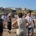 “Nuk hapim dot dritaret” , plehrat e Durrësit grumbullohen në Lagjen 15, banorët ngrihen në protestë