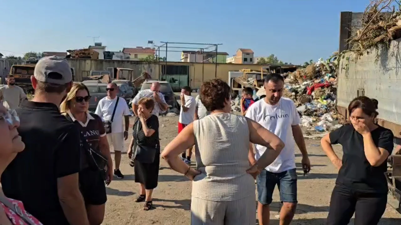  Nuk hapim dot dritaret    plehrat e Durrësit grumbullohen në Lagjen 15  banorët ngrihen në protestë