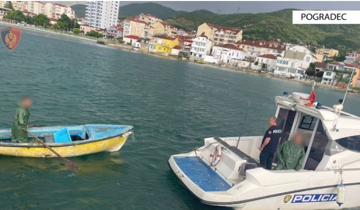 E rëndë në liqenin e Pogradecit  30 vjeçari mbytet pas zhytjes në ujë  Ishte me dy shokë në varkë  dy pistat e hetimit