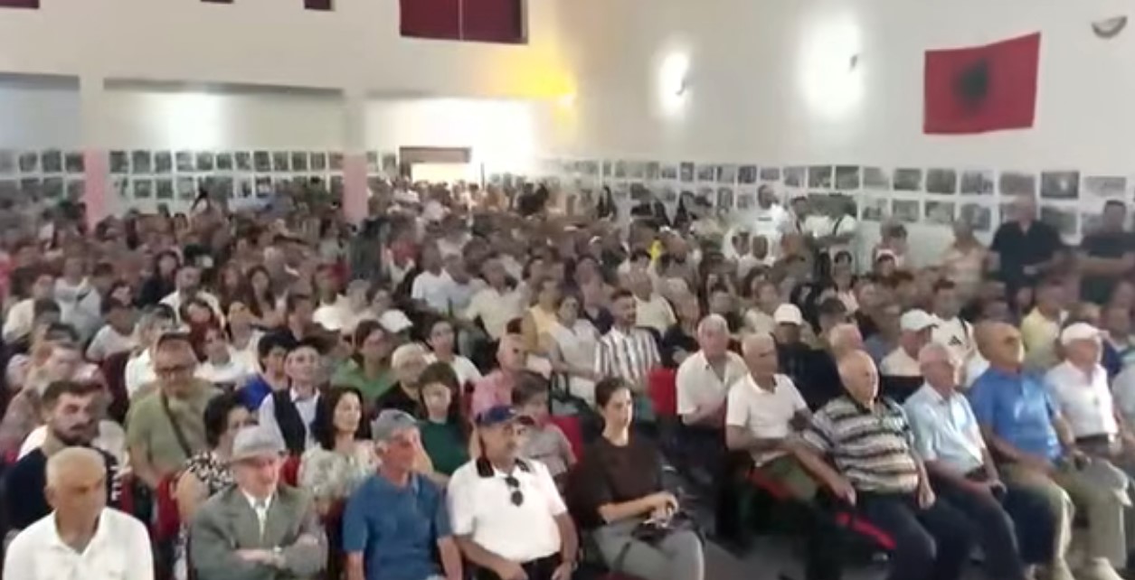  Reforma na shkatërron   Banorët e Poliçanit përsëri kundër shkrirjes me Beratin  i përgjigjen Ramës  Nuk bëmë turp me djegien e teserave 