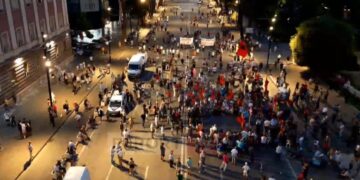 Dita e 69-të e protestës, përsëri pjesëmarrje e ulët! I kërkojnë Ramës që të mos prekë Zvërnecin e Rrjollin!