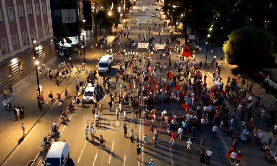 Dita e 69 të e protestës para Kryeministrisë  përsëri pjesëmarrje e ulët  I kërkojnë Ramës që të mos prekë Zvërnecin e Rrjollin  Ja pamjet me dron  VIDEO 
