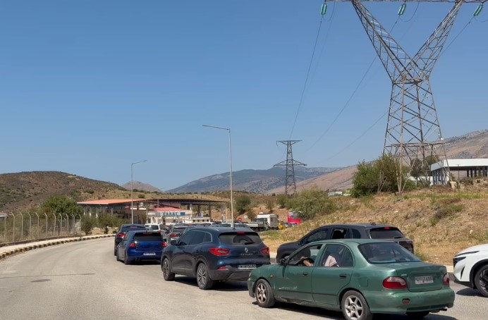 Rikthimi i emigrantëve pas pushimeve  fluks i lartë në pikën e Qafë Botës  radhë të gjata në hyrje drejt Greqisë 