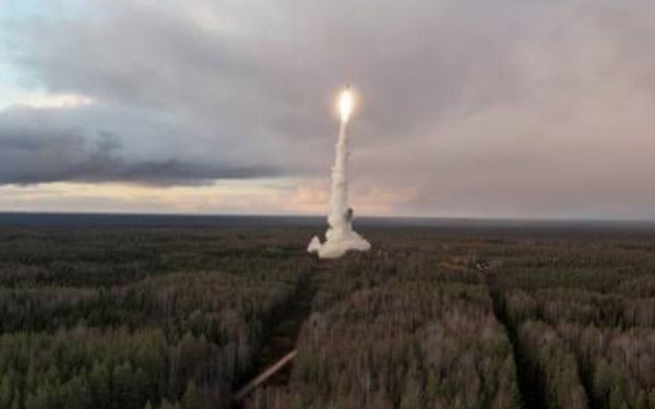 VIDEO  Rriten tensionet  Rusia lëshon raketë balistike ndërkontinentale dhe godet objektivin në Kamchatka 