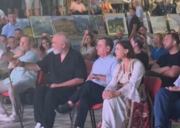 “Prefektin e Tiranës s’e kuptova pse është këtu”- Kryeministri Rama në “Vajza Fest”, batuta me Sokol Sadushin, ish-presidentin Topi, Fidel Yllin dhe… (VIDEO)
