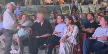 “Prefektin e Tiranës s’e kuptova pse është këtu”- Kryeministri Rama në “Vajza Fest”, batuta me Sokol Sadushin, ish-presidentin Topi, Fidel Yllin dhe… (VIDEO)