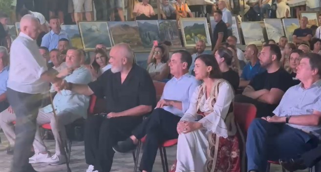  Prefektin e Tiranës s e kuptova pse është këtu   Kryeministri Rama në  Vajza Fest   batuta me Sokol Sadushin  ish presidentin Topi  Fidel Yllin dhe   VIDEO 