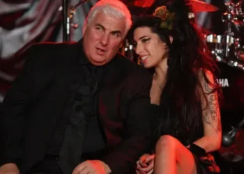 Gjykata rrëzon padinë e babait të Amy Winehouse dhe e detyron të paguajë mbi 1 milion euro për ish-shoqet e dhomës së këngëtares