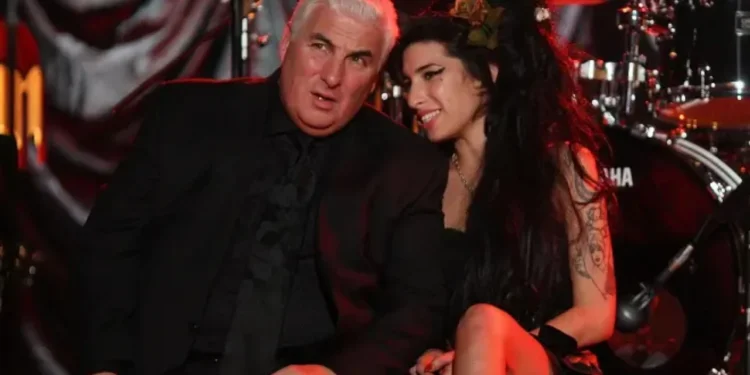 Gjykata rrëzon padinë e babait të Amy Winehouse, mbi 1 milion euro për t’u paguar ish-shoqeve të saj të dhomës