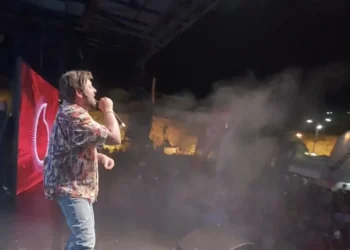 Verë dhe Portokalle” mbërrin në Elbasan, qindra qytetarë shijojnë humorin e trupës