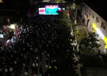 Verë dhe Portokalle” debuton në Peqin mes qindra spektatorësh, ndalesa e radhës në Kavajë