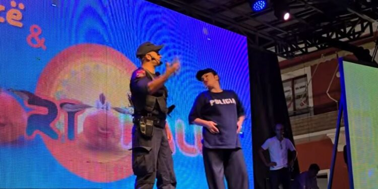 Video/ “Verë dhe Portokalle” ndez Kavajën, humor dhe muzikë në shëtitore