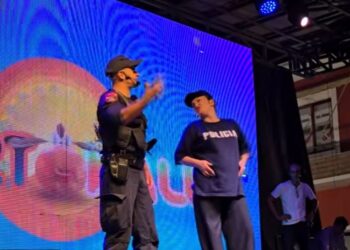 Video/ “Verë dhe Portokalle” ndez Kavajën, humor e muzikë në shëtitoren e qytetit