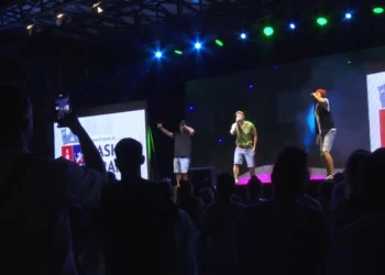 Portokallia” pushton sheshin Skënderbej me humor dhe muzikë, turi veror zhvendoset në Cërrik