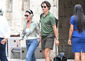 Katy Perry dhe Justin Trudeau mbërrijnë dorë për dore në Sardenjë, vijojnë pushimet europiane