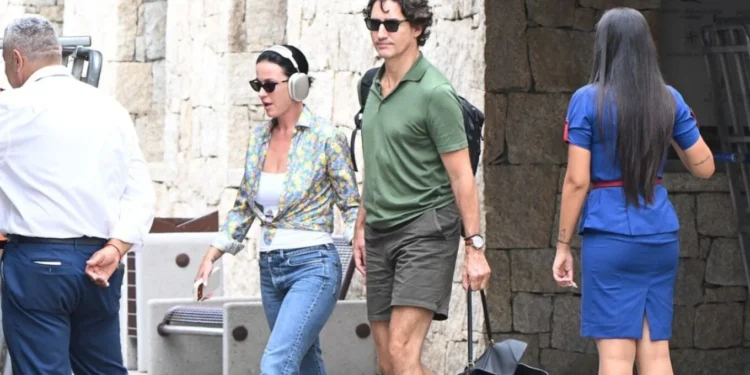 Katy Perry dhe Justin Trudeau mbërrijnë dorë për dore në Sardenjë, vijojnë pushimet europiane