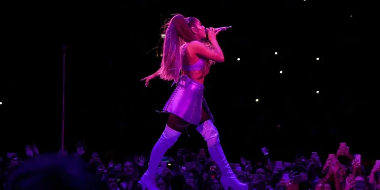 Ariana Grande emocionon publikun në Londër, përmbyll turneun me dhjetë koncerte dhe largohet përkohësisht nga skena publike