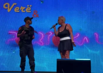 Ersekë, “Verë dhe Portokalle” përmbyll turin veror mes humorit dhe duartrokitjeve