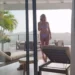 Heidi Klum tërheq vëmendjen me poza provokuese gjatë pushimeve, 53-vjeçarja shfaqet me bikini vjollcë në tarracën e hotelit