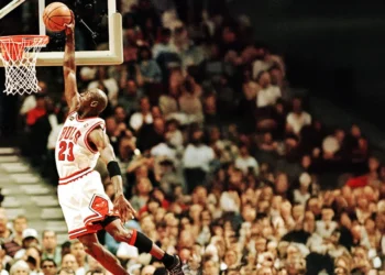 Fanella e Michael Jordanit nga finalet e vitit 1998 synon rekordin e shitjes në ankand